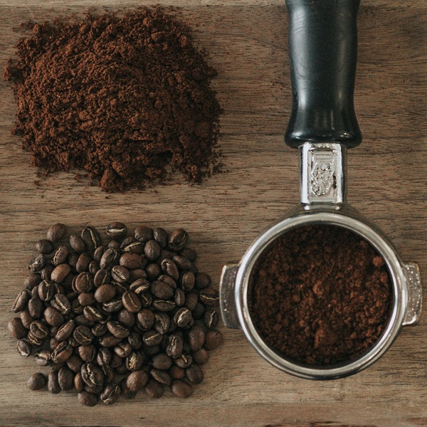 Kaffeebohnen und gemahlener Kaffee
